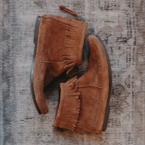 Minnetonka Back Zip Fringe Suede Booties
